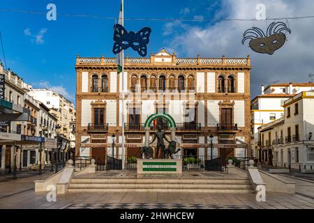 Statue des Herkules mit zwei Löwen auf dem Platz Plaza del Socorro, Ronda, Andalusien, Spanien | Statue des Herkules mit zwei Löwen auf dem Platz von Stockfoto