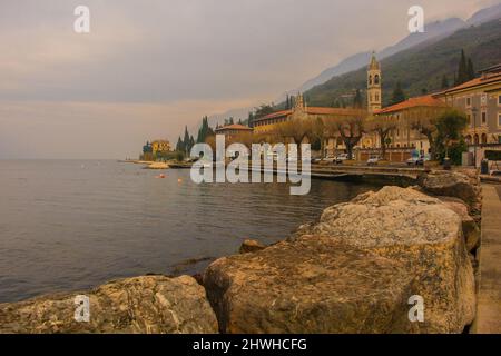 Winter an der Uferpromenade von Castelletto di Brenzone am Gardasee in der Provinz Verona, Venetien, Nordostitalien Stockfoto