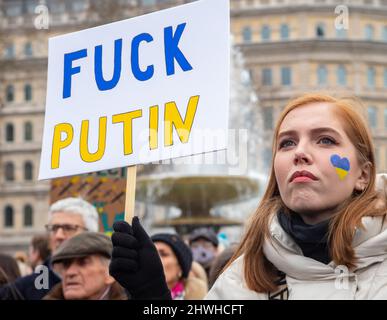 London, England, Großbritannien 5. März 2022 rund tausend Demonstranten versammeln sich auf dem Trafalgar Square in Solidarität mit der Ukraine und gegen die russische Invasion des Landes. Frauen und Kinder halten Banner, Poster und Plakate mit Botschaften an Putin und Russland.Quelle: Denise Laura Baker/Alamy Live News Stockfoto