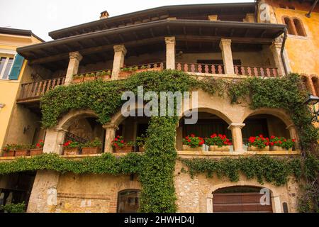 Ein historisches Gebäude am Ufer in Torri del Benaco am Gardasee, in der Provinz Verona, Venetien, Nordostitalien Stockfoto