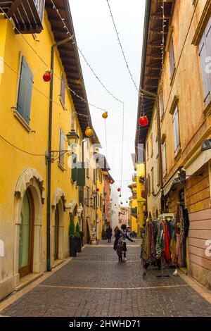 Torri del Benaco, Italien - Dezember 27 2021. Historische Gebäude zu Weihnachten in der Nähe der Uferpromenade in Torri del Benaco am Gardasee, in der Provinz Verona Stockfoto