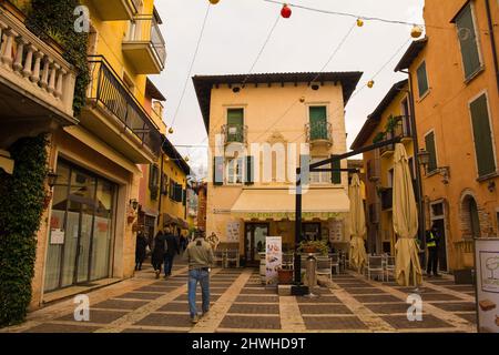 Torri del Benaco, Italien - Dezember 27 2021. Historische Gebäude zu Weihnachten in der Nähe der Uferpromenade in Torri del Benaco am Gardasee, in der Provinz Verona Stockfoto