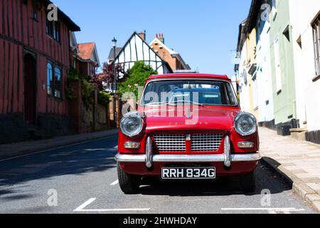 Woodbridge Suffolk UK Juli 16 2021: Ein Klassiker 1969 Triumph Herald 1200, der auf der Straße in einem belebten Stadtzentrum geparkt ist Stockfoto