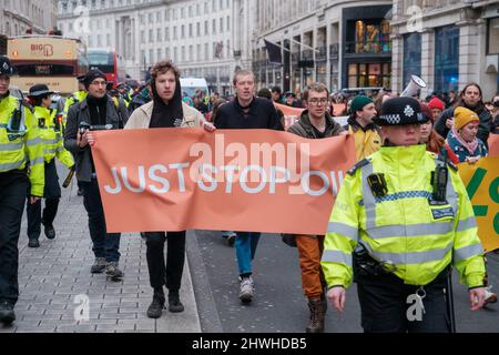 Youth Climate Swarm protestiert gegen den Einsatz von Öl durch London und hält an verschiedenen Hauptkreuzungen im Stadtzentrum Stockfoto