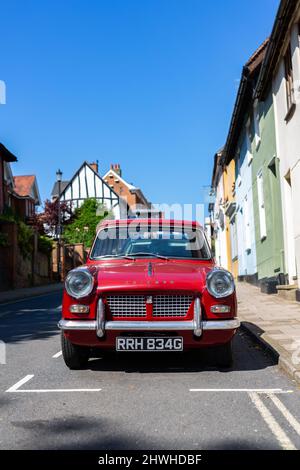 Woodbridge Suffolk UK Juli 16 2021: Ein Klassiker 1969 Triumph Herald 1200, der auf der Straße in einem belebten Stadtzentrum geparkt ist Stockfoto