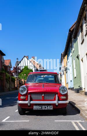 Woodbridge Suffolk UK Juli 16 2021: Ein Klassiker 1969 Triumph Herald 1200, der auf der Straße in einem belebten Stadtzentrum geparkt ist Stockfoto