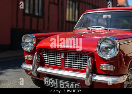 Woodbridge Suffolk UK Juli 16 2021: Ein Klassiker 1969 Triumph Herald 1200, der auf der Straße in einem belebten Stadtzentrum geparkt ist Stockfoto