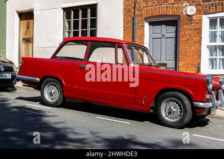 Woodbridge Suffolk UK Juli 16 2021: Ein Klassiker 1969 Triumph Herald 1200, der auf der Straße in einem belebten Stadtzentrum geparkt ist Stockfoto