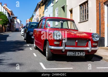 Woodbridge Suffolk UK Juli 16 2021: Ein Klassiker 1969 Triumph Herald 1200, der auf der Straße in einem belebten Stadtzentrum geparkt ist Stockfoto