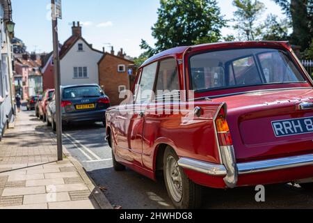 Woodbridge Suffolk UK Juli 16 2021: Ein Klassiker 1969 Triumph Herald 1200, der auf der Straße in einem belebten Stadtzentrum geparkt ist Stockfoto