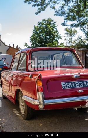 Woodbridge Suffolk UK Juli 16 2021: Ein Klassiker 1969 Triumph Herald 1200, der auf der Straße in einem belebten Stadtzentrum geparkt ist Stockfoto