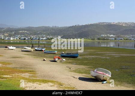 Die Boote am Strand des Knysna Boat Club bei Ebbe Stockfoto