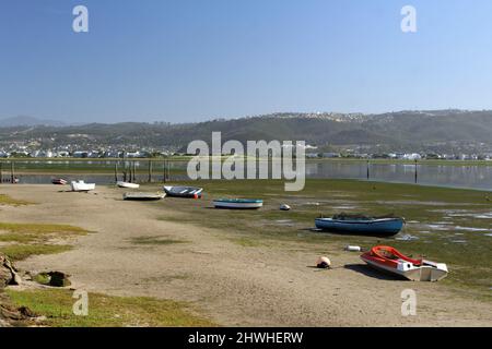 Die Boote am Strand des Knysna Boat Club bei Ebbe Stockfoto