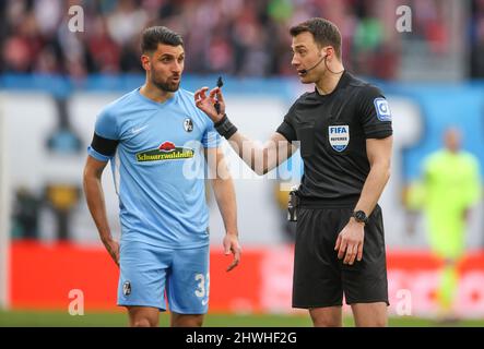 Leipzig, Deutschland. 05. März 2022. Fußball: Bundesliga, Matchday 25, RB Leipzig - SC Freiburg in der Red Bull Arena. Schiedsrichter Felix Zwayer spricht mit Freiburgs Spieler Vincenzo Grifo. Kredit: Jan Woitas/dpa-Zentralbild/dpa - WICHTIGER HINWEIS: Gemäß den Anforderungen der DFL Deutsche Fußball Liga und des DFB Deutscher Fußball-Bund ist es untersagt, im Stadion und/oder vom Spiel aufgenommene Fotos in Form von Sequenzbildern und/oder videoähnlichen Fotoserien zu verwenden oder zu verwenden./dpa/Alamy Live News Stockfoto