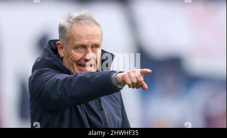 Leipzig, Deutschland. 05. März 2022. Fußball: Bundesliga, Matchday 25, RB Leipzig - SC Freiburg in der Red Bull Arena.Freiburger Trainer Christian Streich zeigt sich am Rande. Kredit: Jan Woitas/dpa-Zentralbild/dpa - WICHTIGER HINWEIS: Gemäß den Anforderungen der DFL Deutsche Fußball Liga und des DFB Deutscher Fußball-Bund ist es untersagt, im Stadion und/oder vom Spiel aufgenommene Fotos in Form von Sequenzbildern und/oder videoähnlichen Fotoserien zu verwenden oder zu verwenden./dpa/Alamy Live News Stockfoto