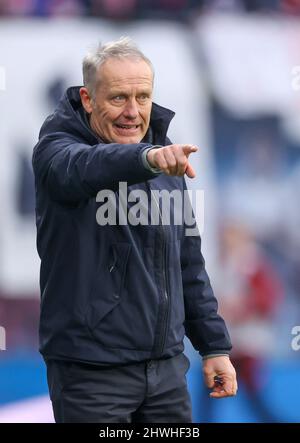 Leipzig, Deutschland. 05. März 2022. Fußball: Bundesliga, Matchday 25, RB Leipzig - SC Freiburg in der Red Bull Arena.Freiburger Trainer Christian Streich zeigt sich am Rande. Kredit: Jan Woitas/dpa-Zentralbild/dpa - WICHTIGER HINWEIS: Gemäß den Anforderungen der DFL Deutsche Fußball Liga und des DFB Deutscher Fußball-Bund ist es untersagt, im Stadion und/oder vom Spiel aufgenommene Fotos in Form von Sequenzbildern und/oder videoähnlichen Fotoserien zu verwenden oder zu verwenden./dpa/Alamy Live News Stockfoto