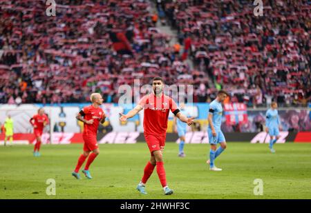 Leipzig, Deutschland. 05. März 2022. Fußball: Bundesliga, Matchday 25, RB Leipzig - SC Freiburg in der Red Bull Arena. Der Leipziger Josko Gvardiol behauptet ein Foul. Kredit: Jan Woitas/dpa-Zentralbild/dpa - WICHTIGER HINWEIS: Gemäß den Anforderungen der DFL Deutsche Fußball Liga und des DFB Deutscher Fußball-Bund ist es untersagt, im Stadion und/oder vom Spiel aufgenommene Fotos in Form von Sequenzbildern und/oder videoähnlichen Fotoserien zu verwenden oder zu verwenden./dpa/Alamy Live News Stockfoto