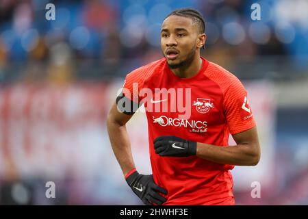 Leipzig, Deutschland. 05. März 2022. Fußball: Bundesliga, Matchday 25, RB Leipzig - SC Freiburg in der Red Bull Arena. Der Leipziger Christopher Nkunku ist auf dem Platz. Kredit: Jan Woitas/dpa-Zentralbild/dpa - WICHTIGER HINWEIS: Gemäß den Anforderungen der DFL Deutsche Fußball Liga und des DFB Deutscher Fußball-Bund ist es untersagt, im Stadion und/oder vom Spiel aufgenommene Fotos in Form von Sequenzbildern und/oder videoähnlichen Fotoserien zu verwenden oder zu verwenden./dpa/Alamy Live News Stockfoto