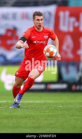 Leipzig, Deutschland. 05. März 2022. Fußball: Bundesliga, Matchday 25, RB Leipzig - SC Freiburg in der Red Bull Arena. Leipziger Spieler Willi Orban am Ball. Kredit: Jan Woitas/dpa-Zentralbild/dpa - WICHTIGER HINWEIS: Gemäß den Anforderungen der DFL Deutsche Fußball Liga und des DFB Deutscher Fußball-Bund ist es untersagt, im Stadion und/oder vom Spiel aufgenommene Fotos in Form von Sequenzbildern und/oder videoähnlichen Fotoserien zu verwenden oder zu verwenden./dpa/Alamy Live News Stockfoto