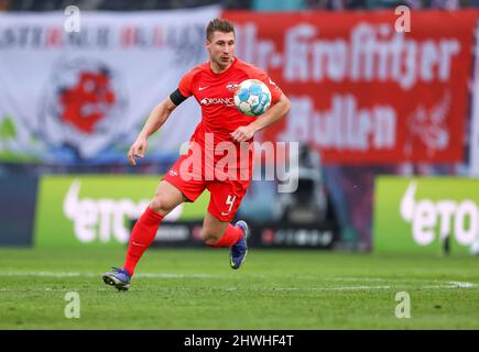 Leipzig, Deutschland. 05. März 2022. Fußball: Bundesliga, Matchday 25, RB Leipzig - SC Freiburg in der Red Bull Arena. Leipziger Spieler Willi Orban am Ball. Kredit: Jan Woitas/dpa-Zentralbild/dpa - WICHTIGER HINWEIS: Gemäß den Anforderungen der DFL Deutsche Fußball Liga und des DFB Deutscher Fußball-Bund ist es untersagt, im Stadion und/oder vom Spiel aufgenommene Fotos in Form von Sequenzbildern und/oder videoähnlichen Fotoserien zu verwenden oder zu verwenden./dpa/Alamy Live News Stockfoto