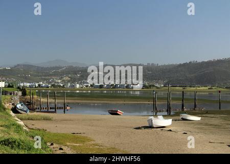 Die Boote am Strand des Knysna Boat Club bei Ebbe Stockfoto