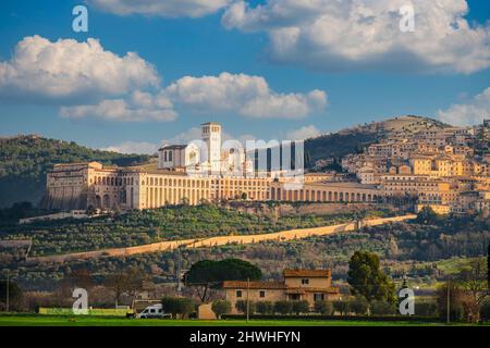 Assisi, die Skyline der italienischen Stadt mit der Basilika des Heiligen Franziskus von Assisi. Stockfoto