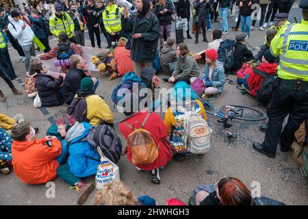 Youth Climate Swarm protestiert gegen den Einsatz von Öl durch London und hält an verschiedenen Hauptkreuzungen im Stadtzentrum Stockfoto