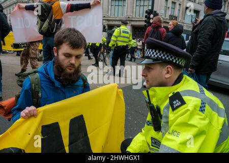 Youth Climate Swarm protestiert gegen den Einsatz von Öl durch London und hält an verschiedenen Hauptkreuzungen im Stadtzentrum Stockfoto
