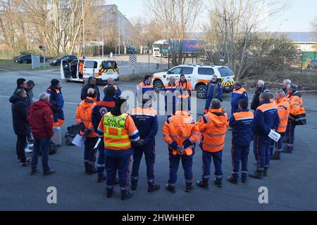 Angesichts der Krisensituation, die die Ukraine seit mehreren Tagen trifft, hat sich eine Welle der Solidarität über zahlreiche Appelle für Logistik, Hygiene und Hilfsmaterialien in ganz Frankreich ausgebreitet. Ziel ist es, durch die Versorgung und den Transport von Grundnahrungsmitteln sowie Hilfsgütern eine sofortige Reaktion auf die dringenden Bedürfnisse der vertriebenen Bevölkerung zu ermöglichen. Nach der Verladung von dreizehn Lastwagen verließ der humanitäre Konvoi die nationale Logistikplattform des Katastrophenschutzes in Richtung Polen und der ukrainischen Grenze. In Anwesenheit von Jeanne Barseghian, Bürgermeisterin von Straßburg, Pia Imbs Stockfoto