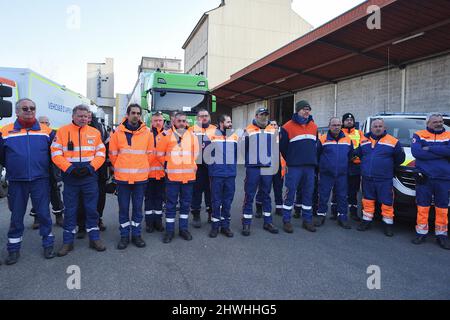 Angesichts der Krisensituation, die die Ukraine seit mehreren Tagen trifft, hat sich eine Welle der Solidarität über zahlreiche Appelle für Logistik, Hygiene und Hilfsmaterialien in ganz Frankreich ausgebreitet. Ziel ist es, durch die Versorgung und den Transport von Grundnahrungsmitteln sowie Hilfsgütern eine sofortige Reaktion auf die dringenden Bedürfnisse der vertriebenen Bevölkerung zu ermöglichen. Nach der Verladung von dreizehn Lastwagen verließ der humanitäre Konvoi die nationale Logistikplattform des Katastrophenschutzes in Richtung Polen und der ukrainischen Grenze. In Anwesenheit von Jeanne Barseghian, Bürgermeisterin von Straßburg, Pia Imbs Stockfoto