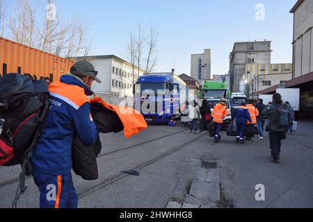 Angesichts der Krisensituation, die die Ukraine seit mehreren Tagen trifft, hat sich eine Welle der Solidarität über zahlreiche Appelle für Logistik, Hygiene und Hilfsmaterialien in ganz Frankreich ausgebreitet. Ziel ist es, durch die Versorgung und den Transport von Grundnahrungsmitteln sowie Hilfsgütern eine sofortige Reaktion auf die dringenden Bedürfnisse der vertriebenen Bevölkerung zu ermöglichen. Nach der Verladung von dreizehn Lastwagen verließ der humanitäre Konvoi die nationale Logistikplattform des Katastrophenschutzes in Richtung Polen und der ukrainischen Grenze. In Anwesenheit von Jeanne Barseghian, Bürgermeisterin von Straßburg, Pia Imbs Stockfoto