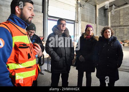 Angesichts der Krisensituation, die die Ukraine seit mehreren Tagen trifft, hat sich eine Welle der Solidarität über zahlreiche Appelle für Logistik, Hygiene und Hilfsmaterialien in ganz Frankreich ausgebreitet. Ziel ist es, durch die Versorgung und den Transport von Grundnahrungsmitteln sowie Hilfsgütern eine sofortige Reaktion auf die dringenden Bedürfnisse der vertriebenen Bevölkerung zu ermöglichen. Nach der Verladung von dreizehn Lastwagen verließ der humanitäre Konvoi die nationale Logistikplattform des Katastrophenschutzes in Richtung Polen und der ukrainischen Grenze. In Anwesenheit von Jeanne Barseghian, Bürgermeisterin von Straßburg, Pia Imbs Stockfoto