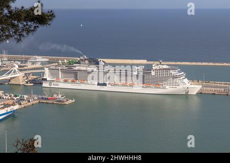 BARCELONA, SPANIEN-5. MÄRZ 2021: MSC Grandiosa-Schiff im Kreuzfahrthafen von Barcelona. Luftaufnahme. Stockfoto