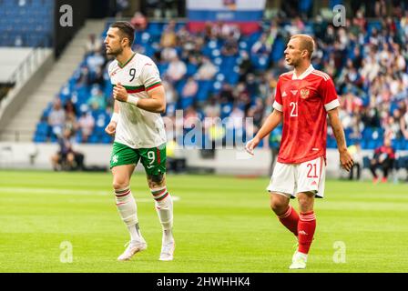 Moskau, Russland – 5. Juni 2021. Der Stürmer der bulgarischen Fußballnationalmannschaft Andrej Galabinov und der russische Mittelfeldspieler Dmitri Barinov während des internationalen Frie Stockfoto