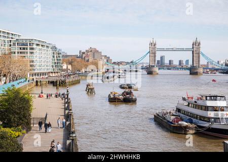 Blick auf die Tower Bridge vom St. Magnus House in London, England. Stockfoto