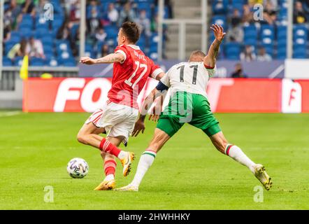 Moskau, Russland – 5. Juni 2021. Der Stürmer der bulgarischen Fußballnationalmannschaft Kiril Despodov und der russische Mittelfeldspieler Aleksandr Golovin während des internationalen fri Stockfoto