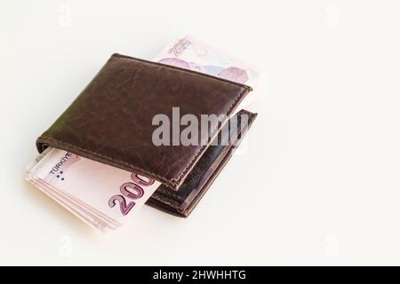 Türkische 200 Lira Banknoten mit einer Ledertasche auf weißer Oberfläche mit Kopierfläche Stockfoto