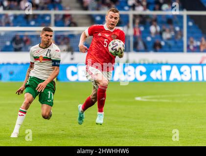 Moskau, Russland – 5. Juni 2021. Die bulgarische Fußballnationalmannschaft Flügelspieler Kiril Despodow gegen den russischen Verteidiger Andrey Semenov während der internationalen Freunde Stockfoto