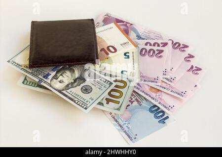Türkische Lira Banknoten mit uns Dollar und Euro in einer Ledergeldbörse auf weißer Oberfläche Stockfoto