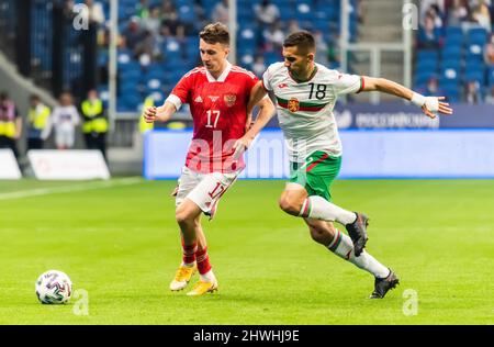 Moskau, Russland – 5. Juni 2021. Der Mittelfeldspieler der bulgarischen Fußballnationalmannschaft Ivaylo Chochev gegen den russischen Mittelfeldspieler Aleksandr Golovin während der Internatio Stockfoto