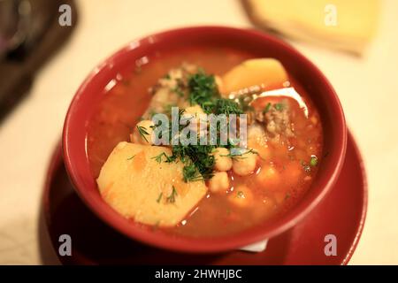 Schüssel mit Bozbash-Suppe auf dem Tisch im Restaurant Stockfoto