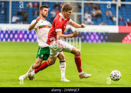 Moskau, Russland – 5. Juni 2021. Der Mittelfeldspieler der bulgarischen Fußballnationalmannschaft Petar Vitanov gegen den russischen Stürmer Alexander Sobolev während der Länderspiele Stockfoto