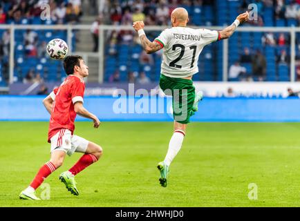 Moskau, Russland – 5. Juni 2021. Die bulgarische Fußballnationalmannschaft winger Momchil Tsvetanov gegen den russischen Verteidiger Wjatscheslaw Karavajew während der Internatio Stockfoto