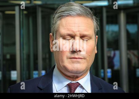 Sir Keir Starmer schließt während eines Interviews kurz die Augen. Nahaufnahme des Gesichts. Sir Keir Starmer, QC, Abgeordneter, Vorsitzender der britischen Labour Party, jetzt Premierminister des Vereinigten Königreichs, London, England, Großbritannien Stockfoto