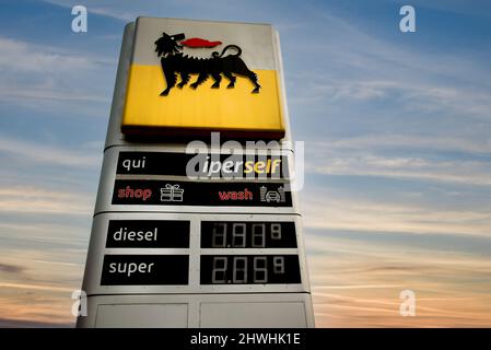 Fossano; Italien - 05. März; 2022: ENI-Logo mit Kraftstoffpreisanzeige am Abendhimmel mit Kraftstoffpreiserhöhung; Eni S.p.a ist ein italienisches Ölunternehmen Stockfoto