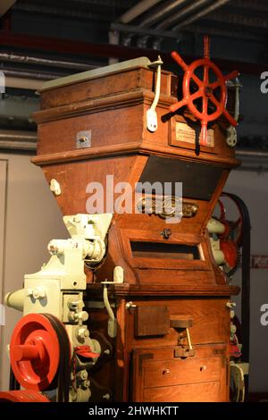 Kaffeebraumaschine im Guinness Museum in Dublin. Guinness ist ein irischer Trockenstout, der von Diageo hergestellt wurde und aus der Brauerei von Arthur Guinness stammt Stockfoto