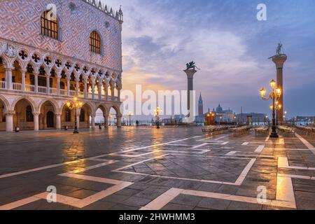 Venedig, Italien von der Piazzetta di San Marco auf dem Markusplatz am Morgen. (Text lautet: Gondelservice) Stockfoto