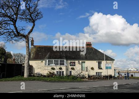 Am Ufer des Flusses Tamar bietet das Edgcumbe Arms in Cremyll einen wunderschönen Blick über die Hamoaze bis zum Mount Wise in Devonport und dem Royal William Stockfoto