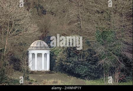 Fotomotortung von Miltons Tempel beim Ampitheater im Mount Edgcumbe Park, auf der Rame Peninusla in Cornwall. Stockfoto