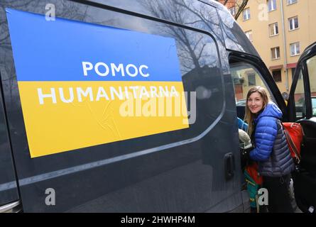 Das polnisch-ukrainische Ehepaar Szymon Makuch und Oksana Shmygol reisten mit viel humanitärer Hilfe nach Lwiw. Gruppe von Freunden hilft. Stockfoto